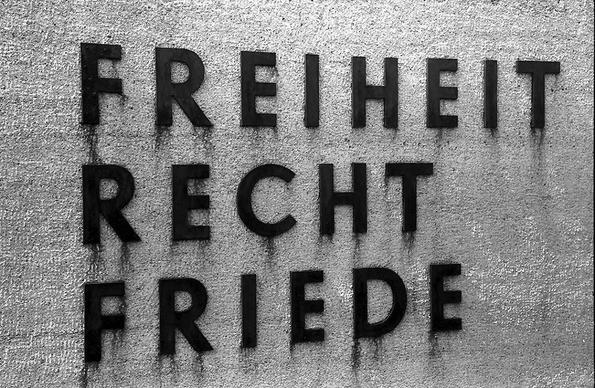 Berlin: Interbau; Gedächtnisstein zur Wiedervereinigung am Reichskanzlerplatz mit der Inschrift: Freiheit Recht Friede