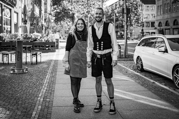 Schwarzweißfotos eines Paares auf der Straße.