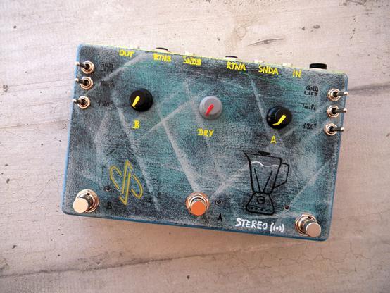 Stereo blender pedal with 2 loops