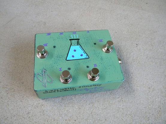 4 way splitter/switcher for instruments, with all its outputs isolated. Equipped with 4 foot-switches.