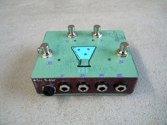 4 way splitter/switcher for instruments, with all its outputs isolated. Equipped with 4 foot-switches.