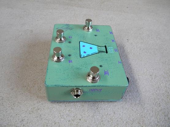 4 way splitter/switcher for instruments, with all its outputs isolated. Equipped with 4 foot-switches.