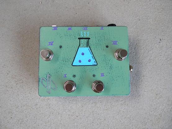 4 way splitter/switcher for instruments, with all its outputs isolated. Equipped with 4 foot-switches.