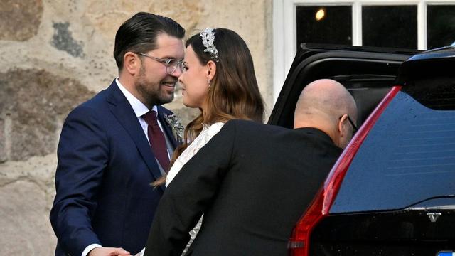 Sverigedemokraternas partiledare Jimmie Åkesson och en kvinna (hans nya fru förmodligen) ser varandra i ögonen, glada.