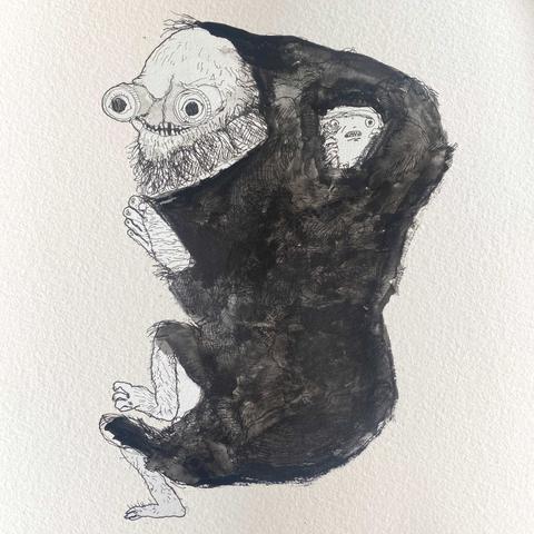 Dibujo en tinta de una criatura humanoide con lentes de fondo de botella y una mancha grande de tinta por cuerpo con una pequeña cabecita asomando en la espalda