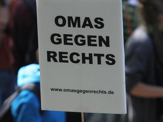 „Omas gegen Rechts“ protestieren gegen AfD Kreisparteitag in Godorfer Realschule