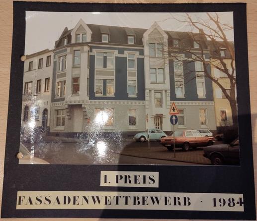 Außenaufnahme 1. Preis Fassadenwetbewerb 1984 Viktoriastr. 46 Düren Fassade mit viel blauer Farbe und grauen Bereichen.