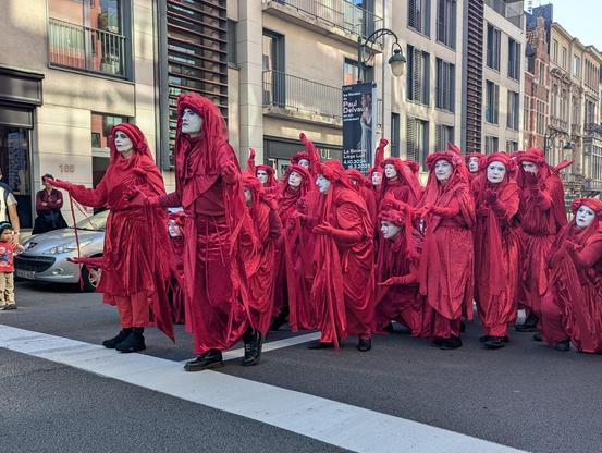 Die Red Rebels die auf einer Straße Posieren