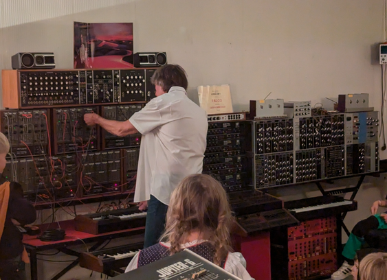 the museum owner demonstration one of the very first Synthesizers to visiting kids