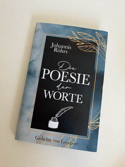 Ein kleines Einband mit Gedichten auf Deutsch, mit blauem Umschlag und weißer Schrift auf dem Cover, liegt auf einem weißen Tisch