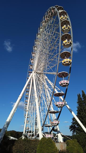 the big wheel in Fort Fun in front of the blue sky