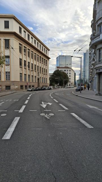 boulevard Jules Fabre Lyon 6e aux voies de bus elargies, supprimant une voie autosoliste