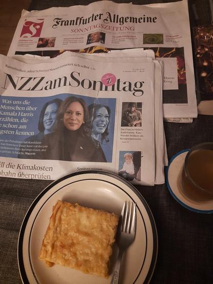 Zwei Zeitungen (NZZ am Sonntag, Frankfurter Allgemeine Sonntagszeitung, mit Neuem Wein und Zwiebelkuchen