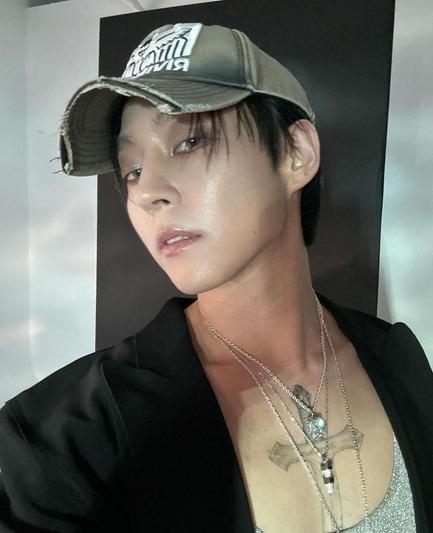 Woosung with his basbeball cap - 44 MV promo images