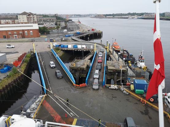 Einschiffen von Fahrzeugen auf die Fähre der DFDS in Newcastle nach Ijumieden