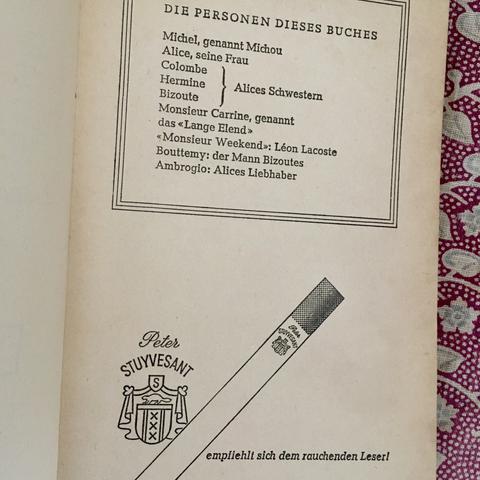 Buchseite aus einem Rowohlt-Roman von 1960: Liste der Hauptpersonen plus Werbung für Zigaretten "Stuyvesant empfiehlt sich dem rauchenden Leser".
---
Page from a novel published by Rowohlt in 1960: list of main characters plus advert for cigarettes ‘Stuyvesant recommends itself to the smoking reader’.