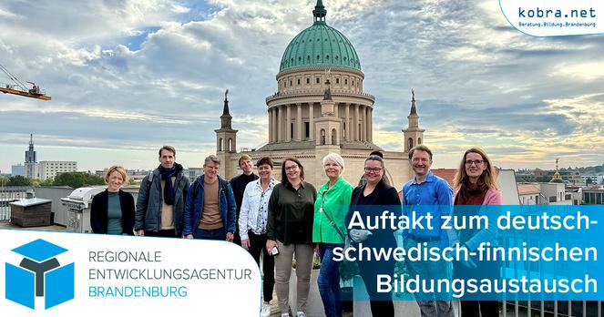 Teilnehmende des Bildungsaustausches auf der Terrasse des Bildungsforums vor der Kuppel der Nikolaikirche in Potsdam.
