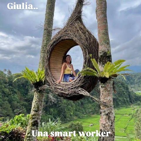 Giulia una nomade digitale seduta in una casa di legno costruita su un albero.