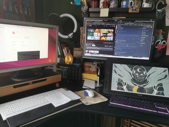 Bild von meinem Schreibtisch.
rechts mein jetziger 2 Bildschirm W11 Rechner. Links der Linux Test Rechner, mit dem ich jetzt Linux teste und lerne.