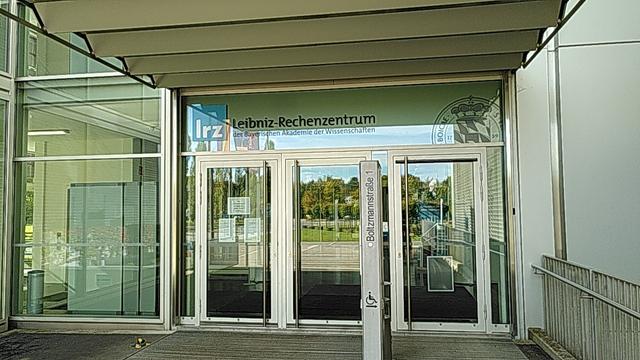 Foto of entrance: Leipniz Rechenzentrum