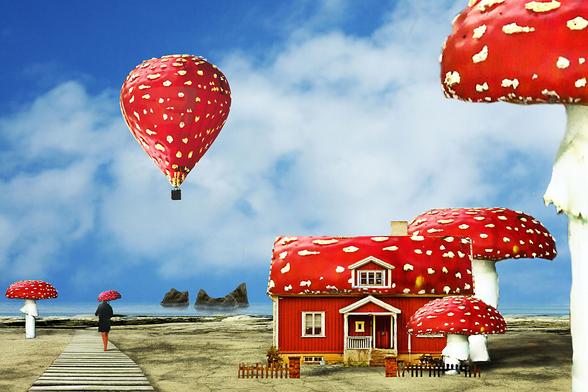 Digital Art: Eine Fotomontage im Querformat aus ca.25 Einzelbildern. Vor einem blauen Himmel mit Kummulus-Wolken steht rechts im Bild an einem beigegelben Strand ein rotes Schwedenhaus, mit einem Dach aus Fliegenpilz und mit einem niedrigen Lattenzaun. Direkt daneben stehen 3 riesige Fliegenpilze, einer etwa 2m, einer ca. 6m und einer, im Vordergrund, angeschnitten, mag etwa 10m groß sein.  Links vom Haus geht ein Bretterweg in die,Ferne. Daneben, weiter weg ein weiterer Riesenpilz. Auf dem Weg, in einiger Entfernung, geht eine Gestalt mit halblangem schwarzen  Mantel und trägt einen Fliegenpilz-Sonnenschirm. Das Meer lässt sich in der Ferne nur erahnen, es könnte auch Nebel sein. Aus dem Wasser/Nebel ragen 2 dunkle Felsen. Links oben, im goldenen Schnitt, schwebt ein Heißluftballon aus Fliegenpilz.
Der Titel des Bildes ist "Fliegende Pilze Teil 1"