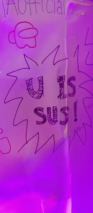 It says "U IS SUS" in a spiky bubble.