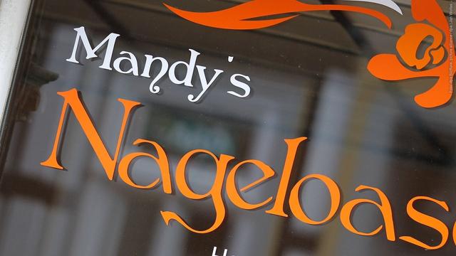 „Mandy's Nageloase“ steht auf einer Schaufensterscheibe; das Genitiv-s bei Eigennamen wurde bisher als Deppen-Apostroph bezeichnet (Foto: dpa Bildfunk, picture alliance / dpa | Jan Woitas)