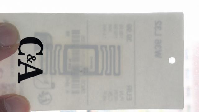 Ein Etikett von C&A bei dem ein NFC-Chip eingearbeitet ist.
