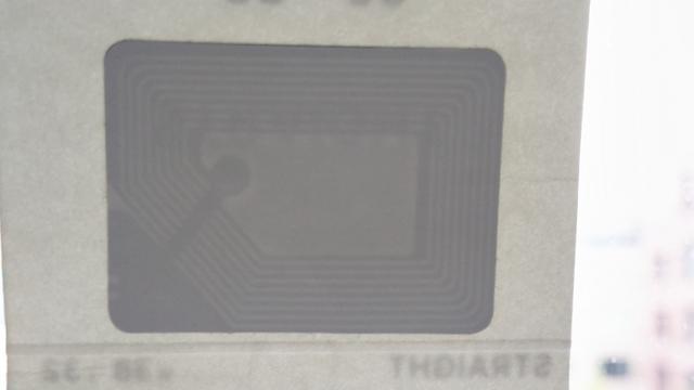 Ein Stück Etikett in dem ein Sicherheitschip eingearbeitet ist