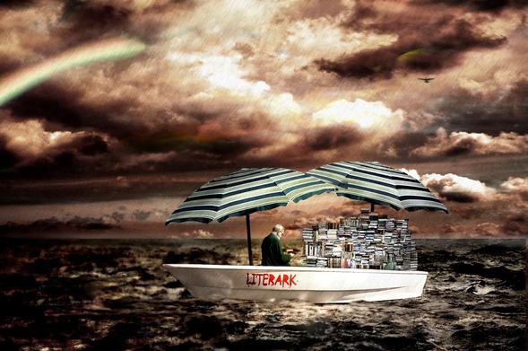 Digital Art: Eine Fotomontage im Querformat aus ca.25 Einzelbildern. 
Unter einem dramatischen Himmel mit dunklen gelbbraunen Wolken und leichtem Regen und auf einem leicht aufgewühlten dunklen Meer liegt ein weißes Ruderboot. Das Ruderboot trägt einen alten, in ein Buch vertieften Mann, sowie mehrere hohe Stapel Bücher. Als Schutz vor Regen sind zwei gestreifte Sonnenschirme aufgespannt. An der Vorderseite des Bootes steht mit Roter Farbe "Literark".
Am Himmel ist ein halber Regenbogen und, ganz klein, die Silhouette eines Vogels zu sehen.
Trotz der hohen Kontraste und der Dramatik in Himmel und Meer wirkt die Szene im Boot eher ruhig.
Der Titel des Bildes ist "Bücher-Arche"