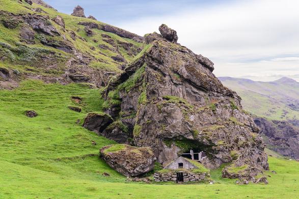 la-grotte-de-rutshellir-et-sa-bergerie-au-toit-de-tourbe-islande-5