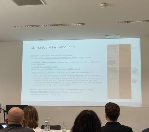 Foto vom Vortrag auf der #openCost-Konferenz