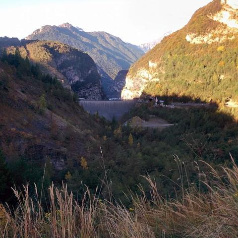 La diga del Vajont vista dalla strada dal passo Sant'Osvaldo verso Erto