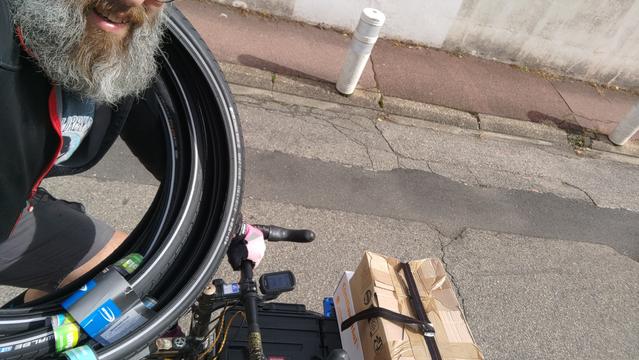Sellefie chargé avec en plus de mon atelier mobile deux cartons sanglé sur la caisse et un stock de pneus en bandoulière