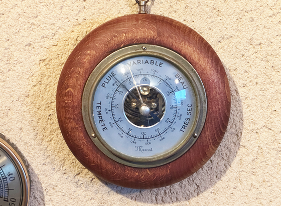 Photo of a barometer whose reading is falling quickly