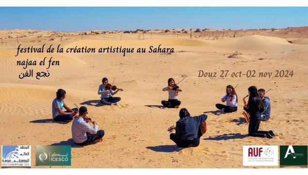 Huit personne assi sur le sable du Sahara, avec chaqu'un un instrument de musique.