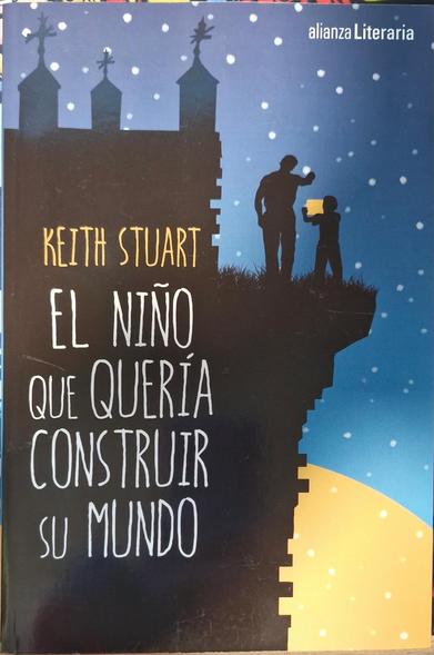 Portada del libro: "El niño que quería construir su mundo" de Keith Stuart. En ella se ve una silueta de un castillo y de un adulto con un niño el cual tiene algo en la mano amarillo. Se ve de fondo la luna y un cielo estrellado.