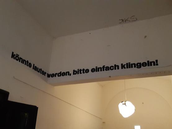 Spruch an der Wand: Könnte lauter werden, bitte einfach klingeln