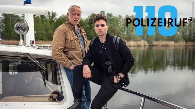 Polizeiruf „Wasserwege“ am 13.10.24: Vincent Ross (André Kaczmarczyk, re.) und Karl Rogov (Frank Leo Schröder, li.) ermitteln gemeinsam mit den Kollegen von der Wasserschutzpolizei in der Umgebung von Eberswalde. (Foto: ard-foto s2-intern/extern, rbb/Christoph Assmann)