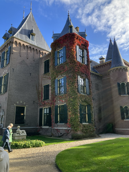 Kasteel de Keukenhof met herfst gekleurde bladeren