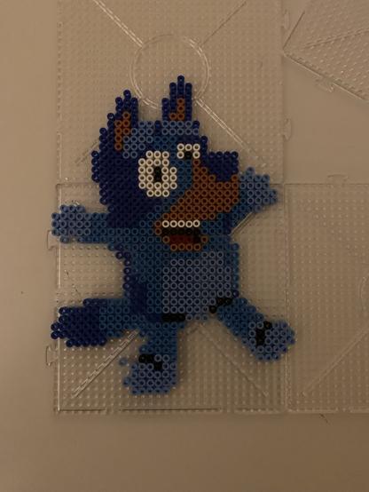 Bilden av karaktären Bluey uppbyggd av pärlor.