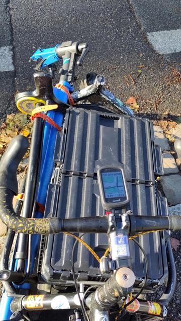 L'avant de mon vélo cargo vu depuis ma place sur la selle avec les mon atelier mobile installé sur la plate-forme (caisse à outils, pied d'atelier et pompe)
