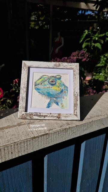 Malerei Chamäleon, steht auf der Brüstung der Veranda, hier shabby weißer Rahmen