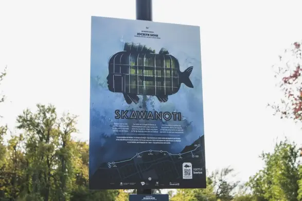 Panneau visible au parc Nicolas Viel pour la promenade Skawanoti, montrant un poisson avec un visage et un plan du parcours le long de la Rivière des Prairies