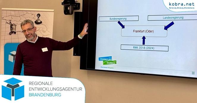 Marcin Krymuski vor seiner Präsentation zum Thema Fachkräftesicherung.