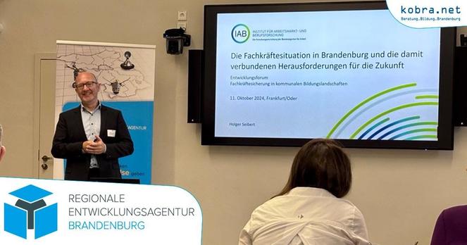 Referent Holger Seibert vor seiner Präsentation zum Thema Fachkräftesicherung in Brandenburg.