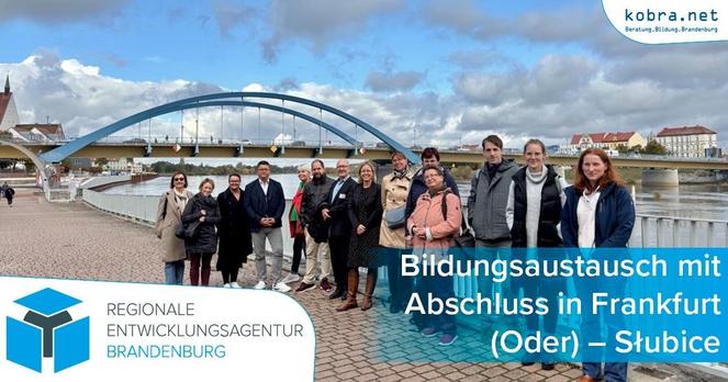 Teilnehmende des Bildungsaustauschs stehen vor der Brücke zwischen Frankfurt und Slubice.