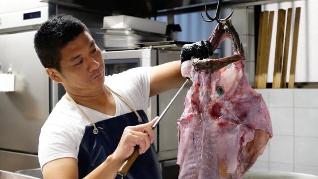 Japanese Food - The BEST MONKFISH HOTPOT! Isegen Tokyo Seafood Japan