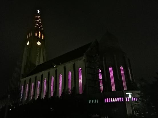 Vue de l'église depuis. L'abside. Seul l'intérieur est coloré en rose par des lumières qui éclairent les vitraux.