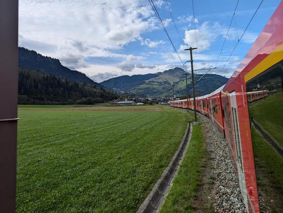 Blick aus dem Zug auf den eigenen Zug und Castrisch.